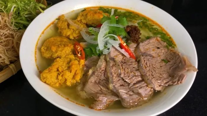 Hình ảnh không gian ấm cúng tại Bún Bò Huế Quán Xưa