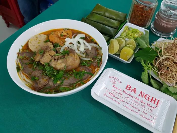 Hình ảnh tô bún bò Huế Ba Nghị thơm ngon hấp dẫn
