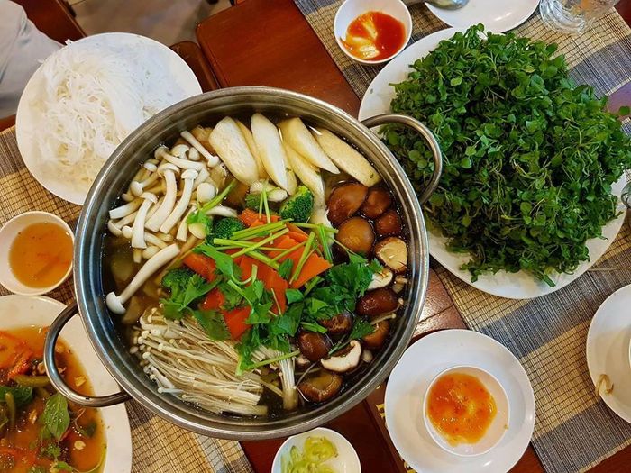 Không gian ấm cúng với món chay bình dân tại Hoa Khai