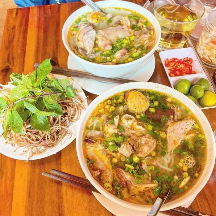 Hình ảnh tô bún bò Huế Thanh Thảo vàng ươm hấp dẫn