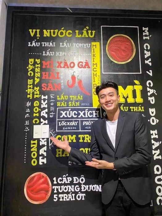 Tô mì cay Sasin hấp dẫn với đầy ắp hải sản tươi ngon