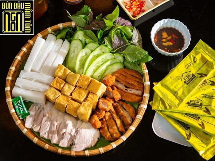 Quán bún đậu bình dân với hương vị đậm đà, phù hợp cho mọi thực khách tại Hóc Môn