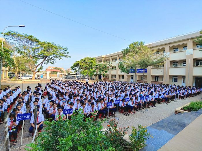 Cơ sở vật chất khang trang và khuôn viên xanh mát tại THCS Quang Trung