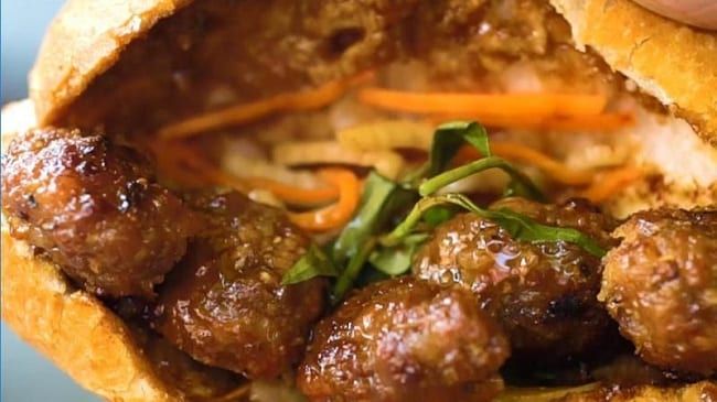 Bánh mì kẹp thịt bò nướng thơm lừng