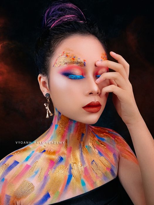 Khoảnh khắc sáng tạo nghệ thuật makeup tại Vy Oanh Make Up - Studio - Academy