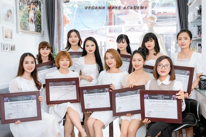 Hình ảnh thực tế lớp học chuyên nghiệp tại Vy Oanh Make Up - Studio - Academy