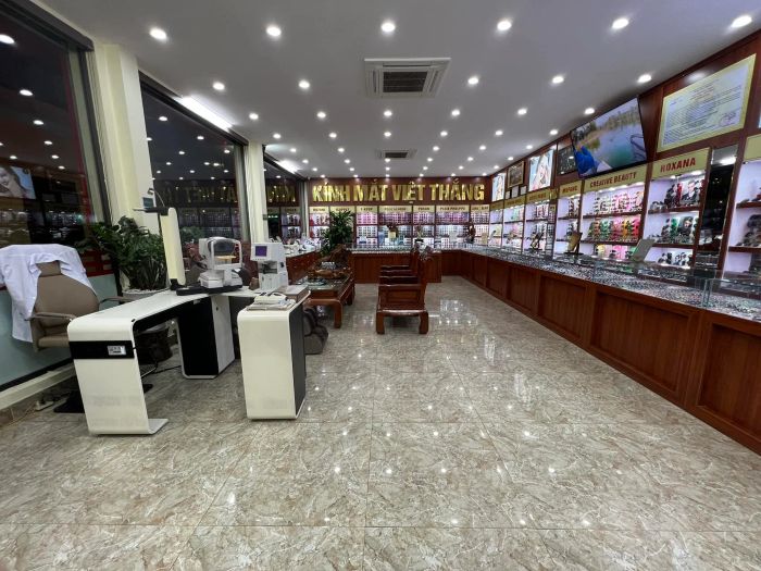 Kính Mắt Việt Thắng qua ống kính: Nơi công nghệ hiện đại hòa quyện cùng tâm huyết nghề nghiệp