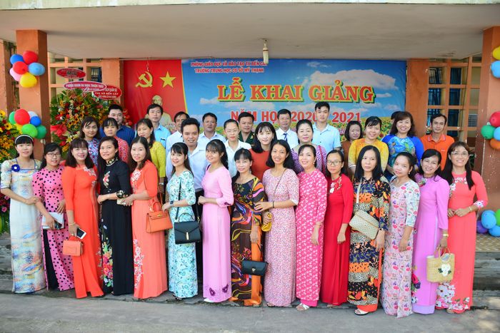 Hình ảnh thứ 2 về tập thể giáo viên THCS Mỹ Thạnh - những người thầy, người cô tâm huyết với sự nghiệp trồng người.