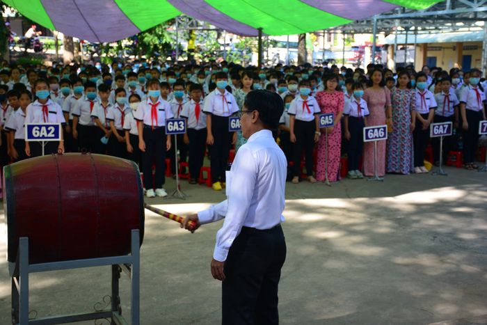 Khoảnh khắc đẹp trong lễ khai giảng năm học mới tại THCS Mỹ Thạnh - hình ảnh tiếng trống khai trường rộn rã mở đầu hành trình tri thức.