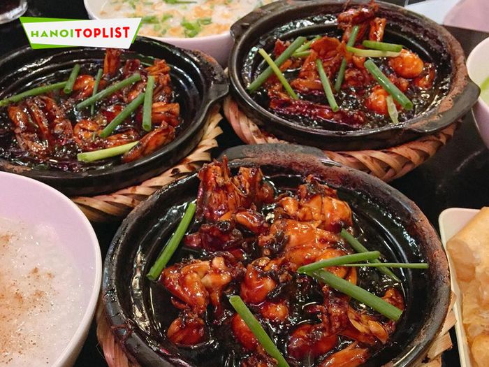 Cháo ếch tại quán ngõ Phất Lộc luôn là sự lựa chọn tuyệt vời cho những ai yêu thích ẩm thực Hà Nội vào cuối tuần. Quán nổi bật không chỉ bởi món cháo đậm đà mà còn bởi không gian ấm cúng, là nơi lý tưởng để thưởng thức bữa ăn cùng gia đình hoặc bạn bè vào những ngày se lạnh.