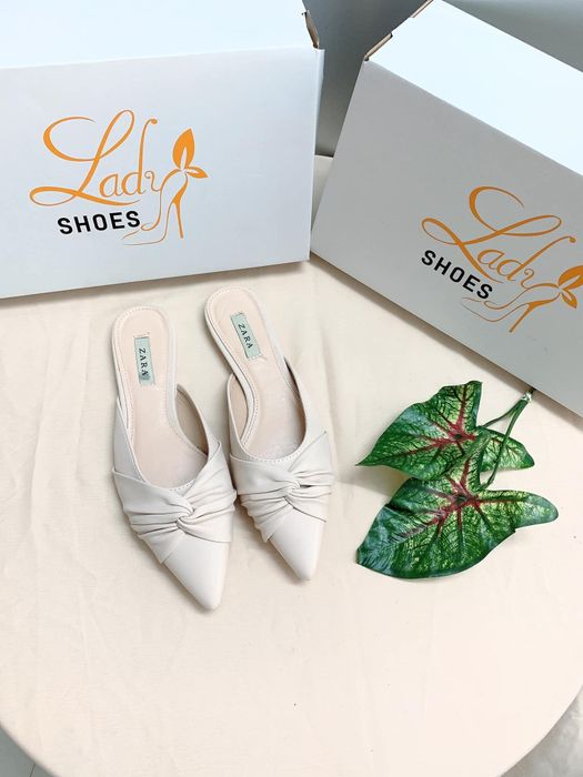 Không gian mua sắm hiện đại tại Evashoes