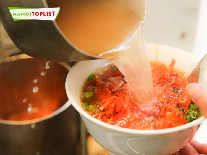 pho-hang-quan-pho-sot-vang-dem-ngon-ha-noi-Tripi