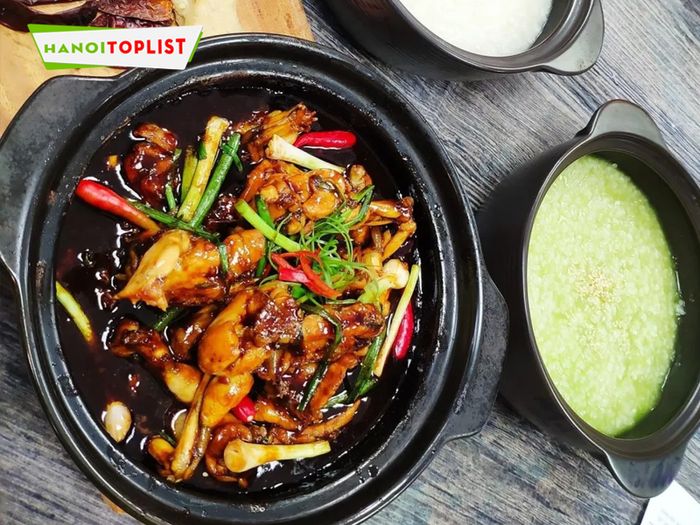 Quán 156 Trần Duy Hưng đã nổi tiếng với món cháo ếch Singapore Hà Nội đặc biệt đến mức ai đã thử một lần đều không muốn quay lại với các quán khác. Hãy đến và tự mình kiểm chứng sự hấp dẫn của món ăn tại đây. Quán còn có dịch vụ mang về, bạn hoàn toàn có thể đặt online nếu ở xa và vẫn thưởng thức được món cháo thơm ngon.