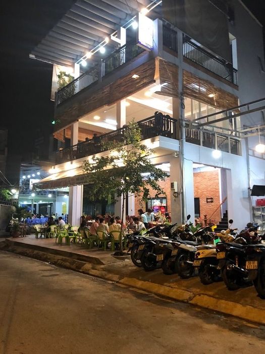 Lẩu Gà Lá Quế Tú Như – Một điểm đến lý tưởng cho những ai yêu thích hương vị lẩu miền Tây với sự kết hợp hoàn hảo giữa nước dùng chua cay và thịt gà tươi ngon.