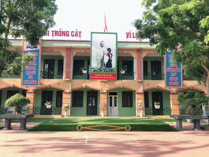 Hình ảnh khuôn viên xanh mát tại Trường Tiểu học Thọ An
