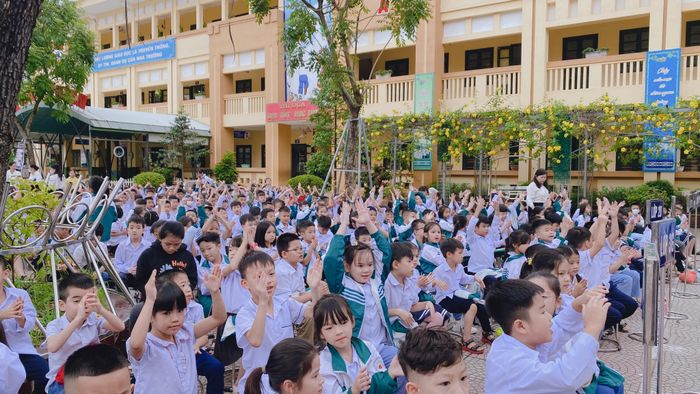 Trường Tiểu Học Đan Phượng ảnh 3 - Khuôn viên xanh mát với bể bơi thông minh và sân chơi đa năng
