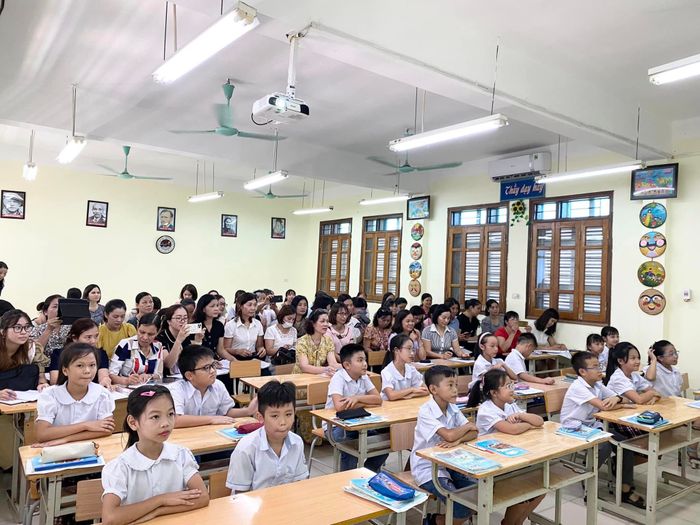 Trường Tiểu học Tân Lập A qua ảnh 2 - Không gian xanh mát với sân chơi rộng rãi và khu vận động đa năng