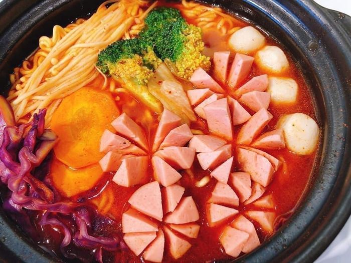 Không gian ấm cúng và món ngon đặc trưng tại Bếp GU GỒ