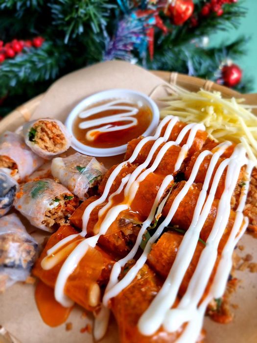 Không gian ấm cúng và món ngon đặc trưng tại Bánh Tráng Trộn Kim Sài Gòn