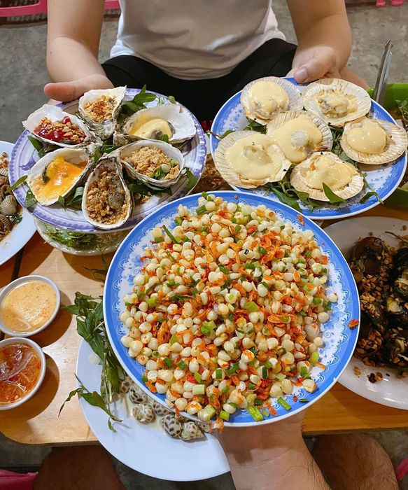 Không gian ấm cúng và món ngon đặc trưng tại Ốc phomai