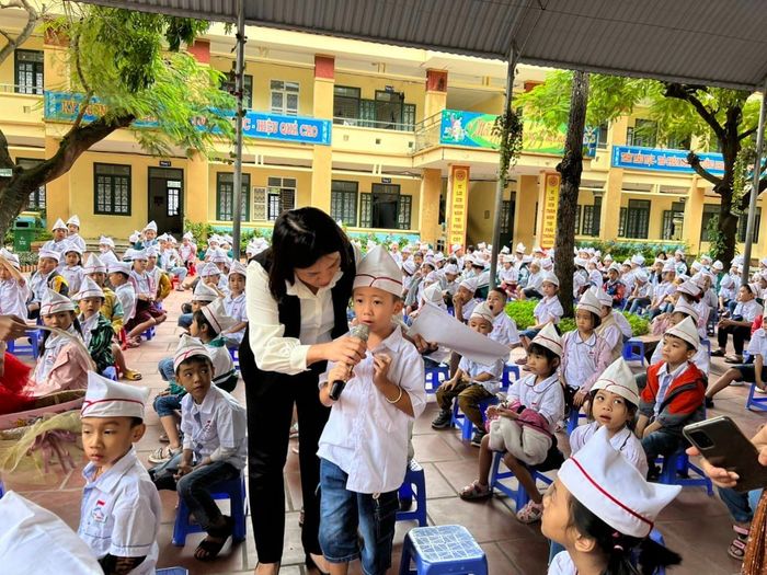 Trường Tiểu học Phương Đình A ảnh 3 - Khuôn viên tràn ngập sắc xanh với đồi cỏ tự nhiên và sân bóng đá mini