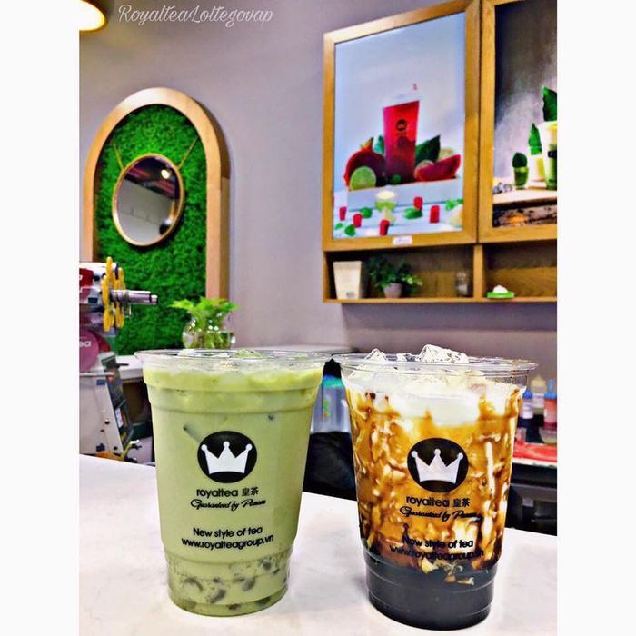Royaltea ảnh 1 - Không gian quán sang trọng với tông màu tím hoàng gia, nơi những ly trà sữa được trình bày như tác phẩm nghệ thuật trên bàn đá cẩm thạch.