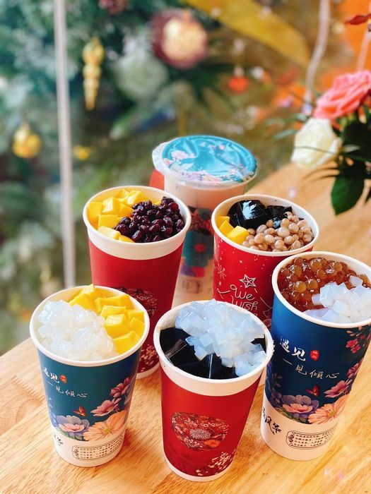 FusangCha ảnh 1 - Hình ảnh không gian quán sang trọng với tông màu trầm ấm, điểm xuyết những chậu cây xanh tạo cảm giác gần gũi thiên nhiên.