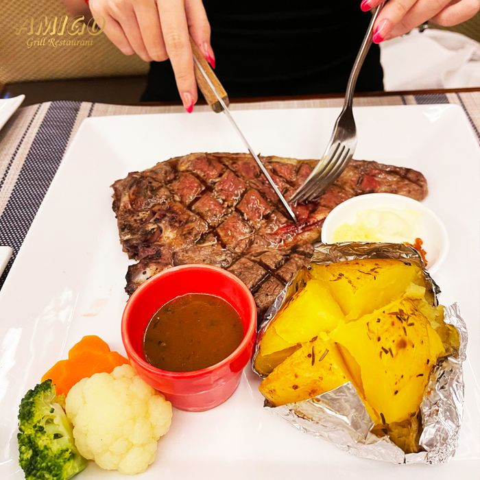 Không gian cổ điển tại Amigo Grill Restaurant