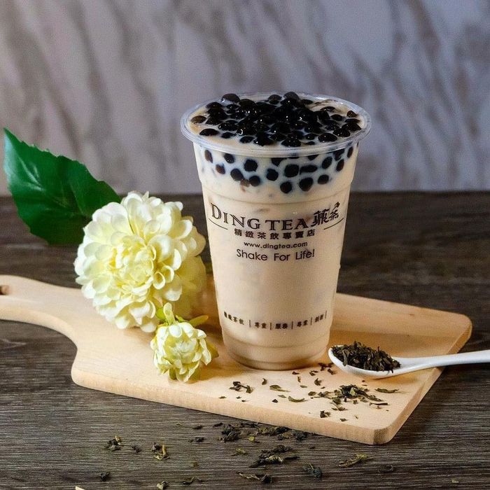 DingTea Thanh Hóa ảnh 1 - Không gian quán sang trọng với thiết kế hiện đại, nơi những ly trà sữa vàng óng được trình bày tinh tế trên bàn đá hoa cương.