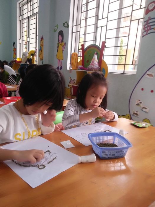 Khoảnh khắc vui chơi ngoài trời của bé tại Mầm Non Định Long