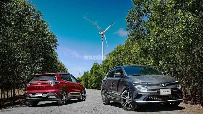 Đuôi xe nổi bật với dải đèn LED định vị thiết kế xuyên suốt