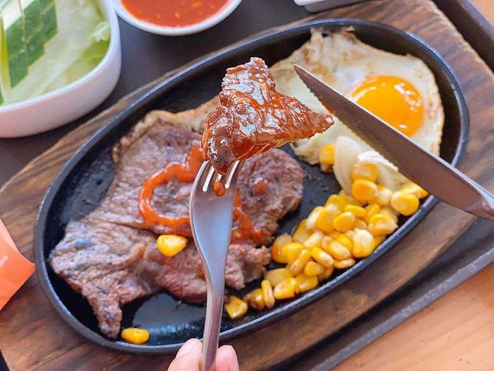 Không gian ấm cúng tại Hai Con Bò - Beef Steak