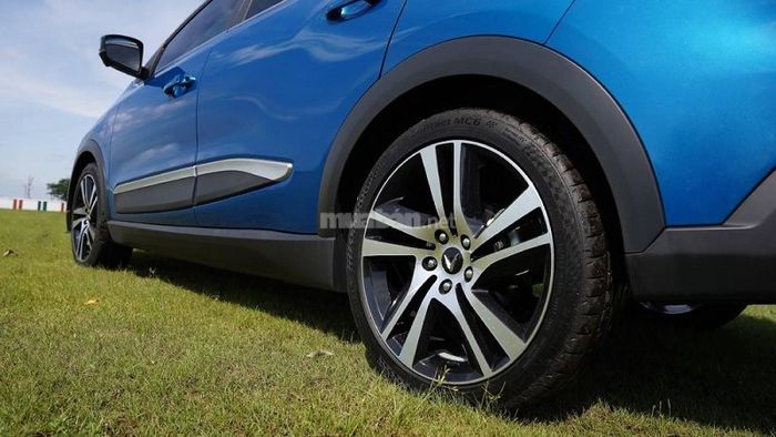 Hệ thống lốp xe sử dụng loại Continental kích thước 215/45R18