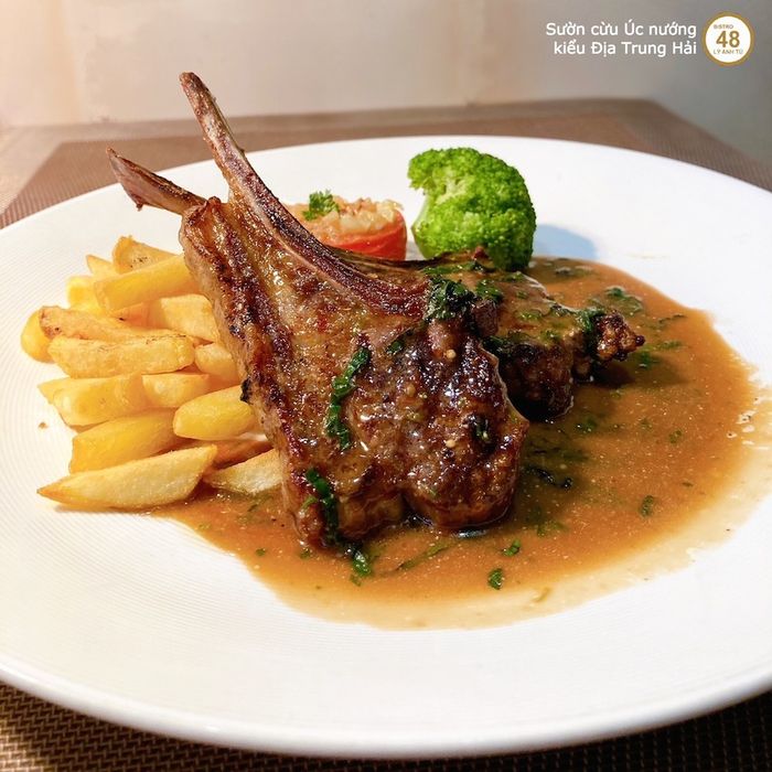 Không gian ấm cúng tại 48 BISTRO