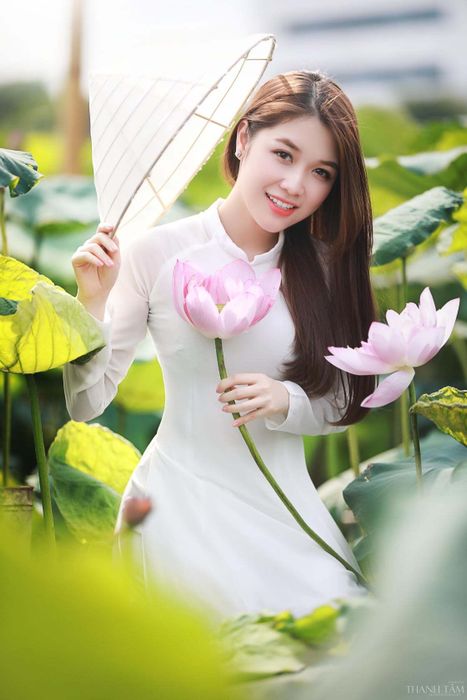 Hình ảnh minh họa: Người phụ nữ Việt Nam duyên dáng