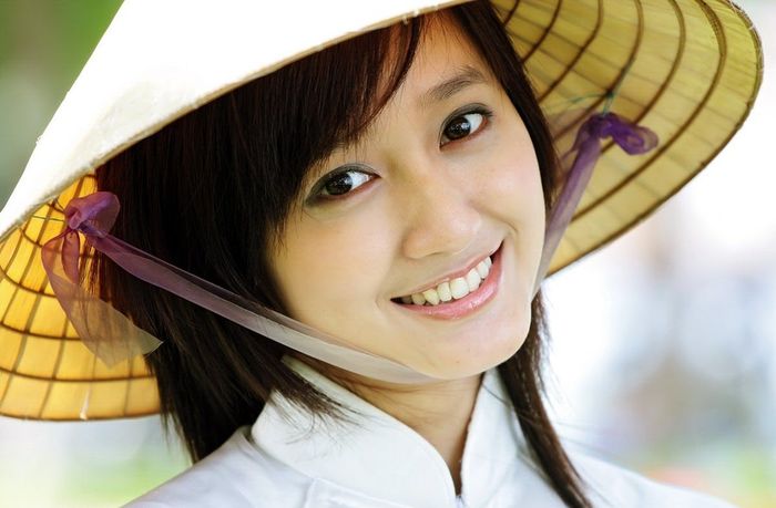 Hình ảnh minh họa: Người phụ nữ Việt Nam với nụ cười rạng rỡ