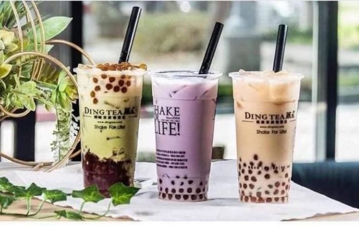 DingTea Thanh Hóa ảnh 2 - Hình ảnh cận cảnh những viên trân châu đen bóng mẩy, lớp kem sữa mịn màng trong ly trà sữa nghệ thuật.