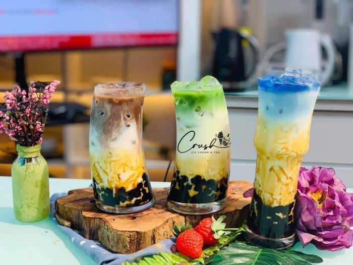 Crush Tea ảnh 1 - Không gian quán sang trọng với tông màu pastel dịu mắt, nơi những ly trà sữa nhiều màu sắc được trình bày như tác phẩm nghệ thuật.