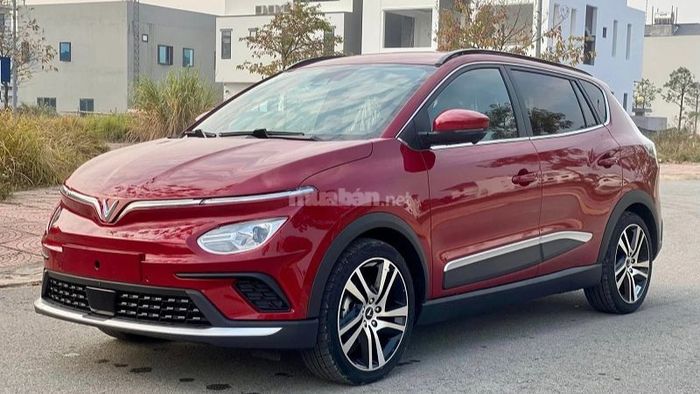 Hệ thống tay nắm cửa và gương chiếu hậu được sơn đồng bộ màu với thân xe