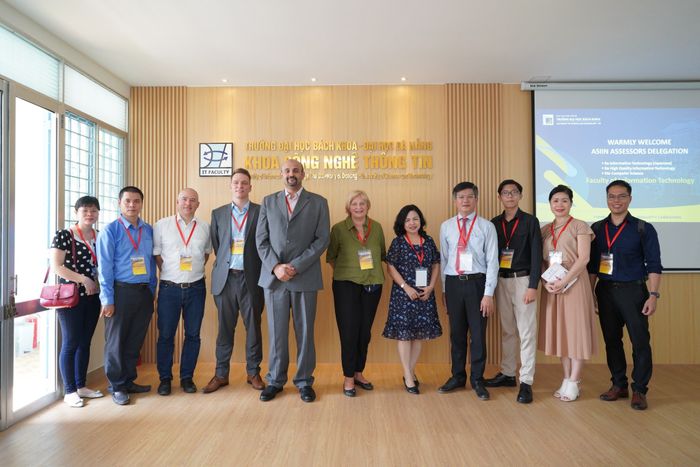 Hình ảnh thư viện hiện đại và khu thực hành công nghệ tại Đại học Bách Khoa Đà Nẵng