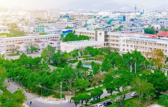 Hình ảnh khuôn viên xanh mát và tòa nhà giảng đường Đại học Bách Khoa Đà Nẵng