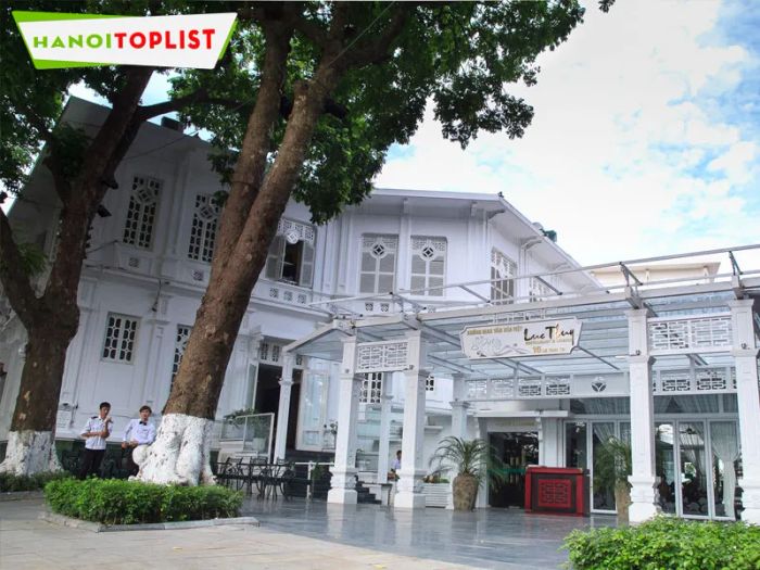 Nhà hàng Lục Thủy là điểm đến lý tưởng cho những buổi tiệc sang trọng. Sảnh chính có thể chứa đến 120 khách, cùng 5 phòng VIP ấm cúng, được trang trí theo phong cách kiến trúc Á Đông tinh tế. Đây là nơi lý tưởng để tổ chức các cuộc họp, gặp mặt, hoặc tiệc cưới mang đậm nét cổ điển.