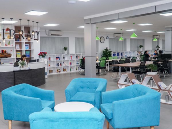 Góc đọc sách đầy cảm hứng tại Thư viện Đại học Nguyễn Tất Thành