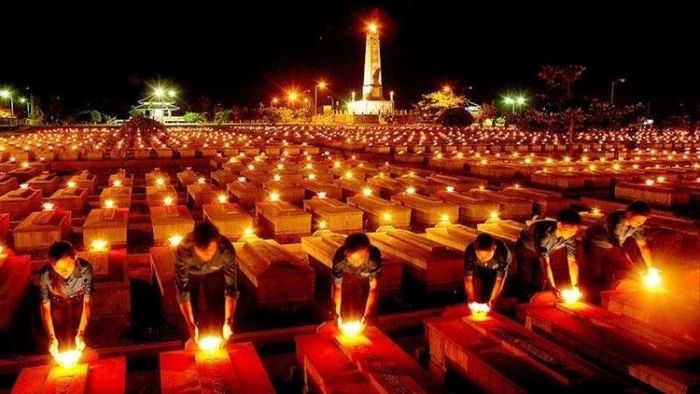 Hình ảnh lễ dâng hương tưởng niệm các anh hùng (Nguồn: Ảnh tư liệu)