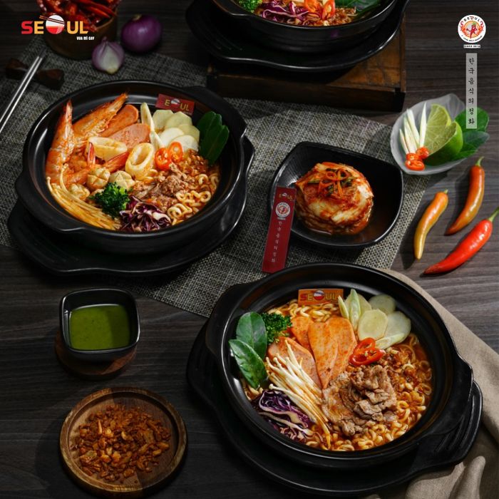 Hình ảnh đầu tiên về Seoul Gia Kiệm - Nơi lưu giữ những khoảnh khắc ẩm thực Hàn Quốc đầy màu sắc với mỳ cay đỏ rực và các món ăn vặt hấp dẫn.