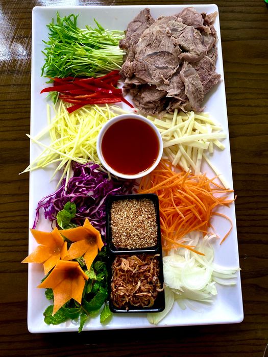 Khám phá thêm hình ảnh về Nhà Hàng Hoa Viên 79 - Nơi những món ăn được trình bày tinh tế trong không gian sang trọng và ấm cúng