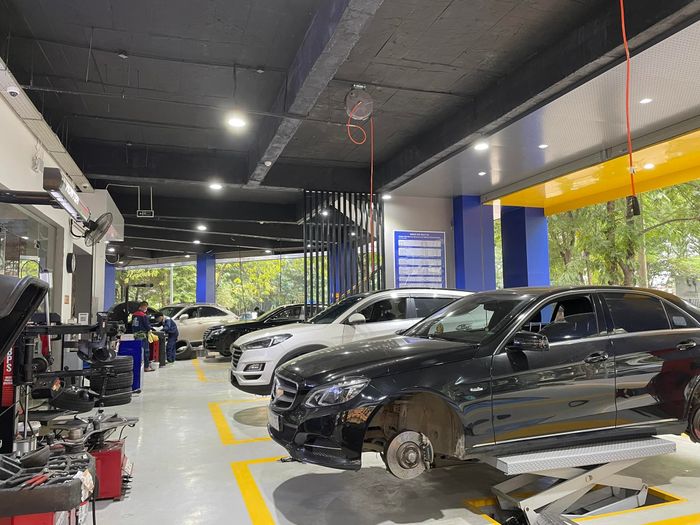 Hình ảnh quy trình thay lốp đạt chuẩn quốc tế tại Michelin Phương Đông