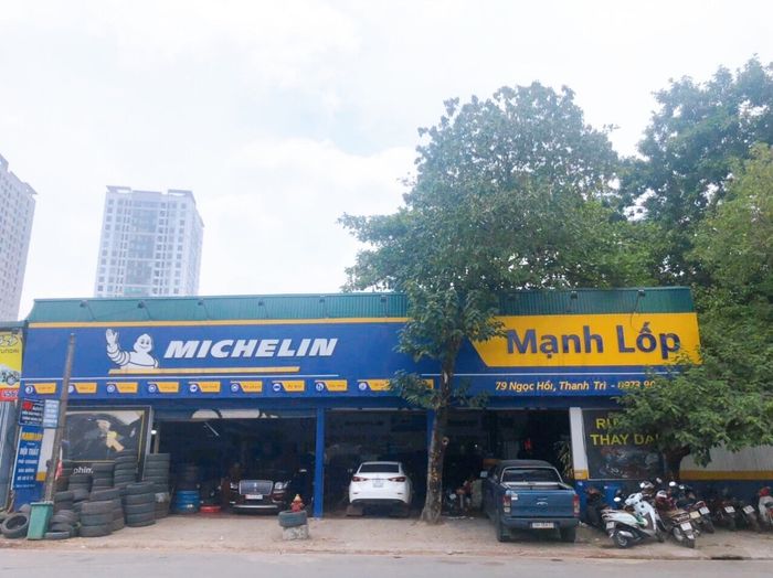 Hình ảnh showroom hiện đại tại Mạnh Lốp - The Tires Service Center
