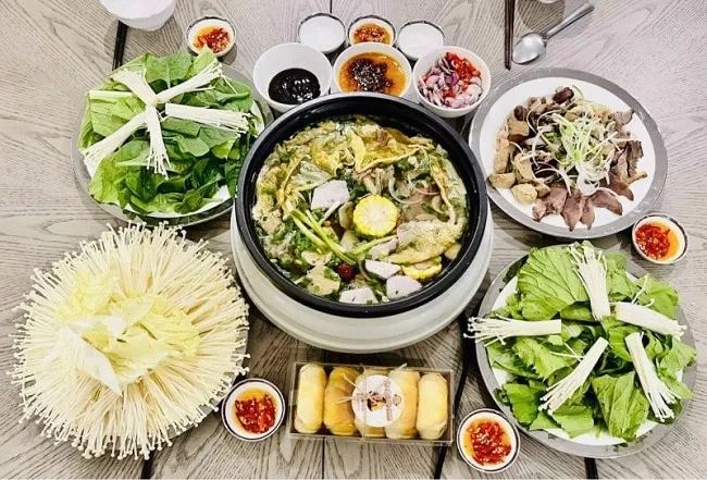 Quán Lẩu Bò 65 – Nơi bạn có thể thưởng thức những nồi lẩu bò đậm đà trong không gian ấm cúng, thân thiện.
