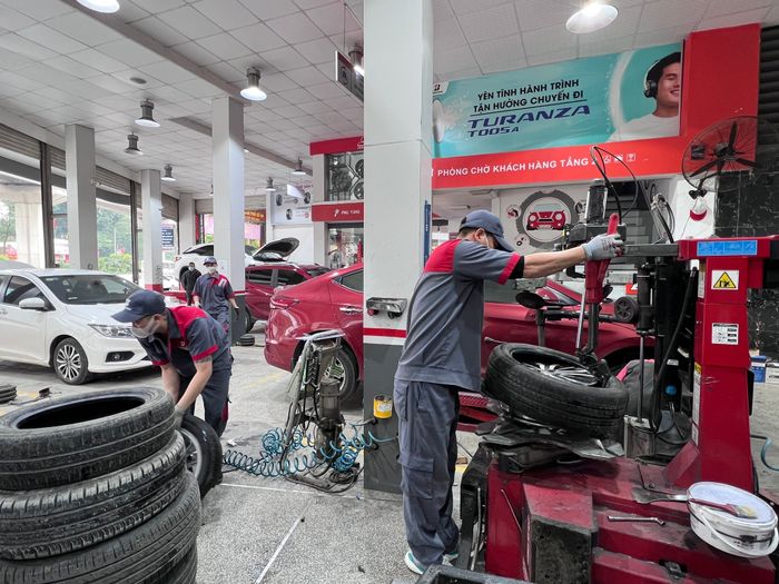 Hình ảnh quy trình kiểm tra lốp chuẩn quốc tế tại Dân Chủ